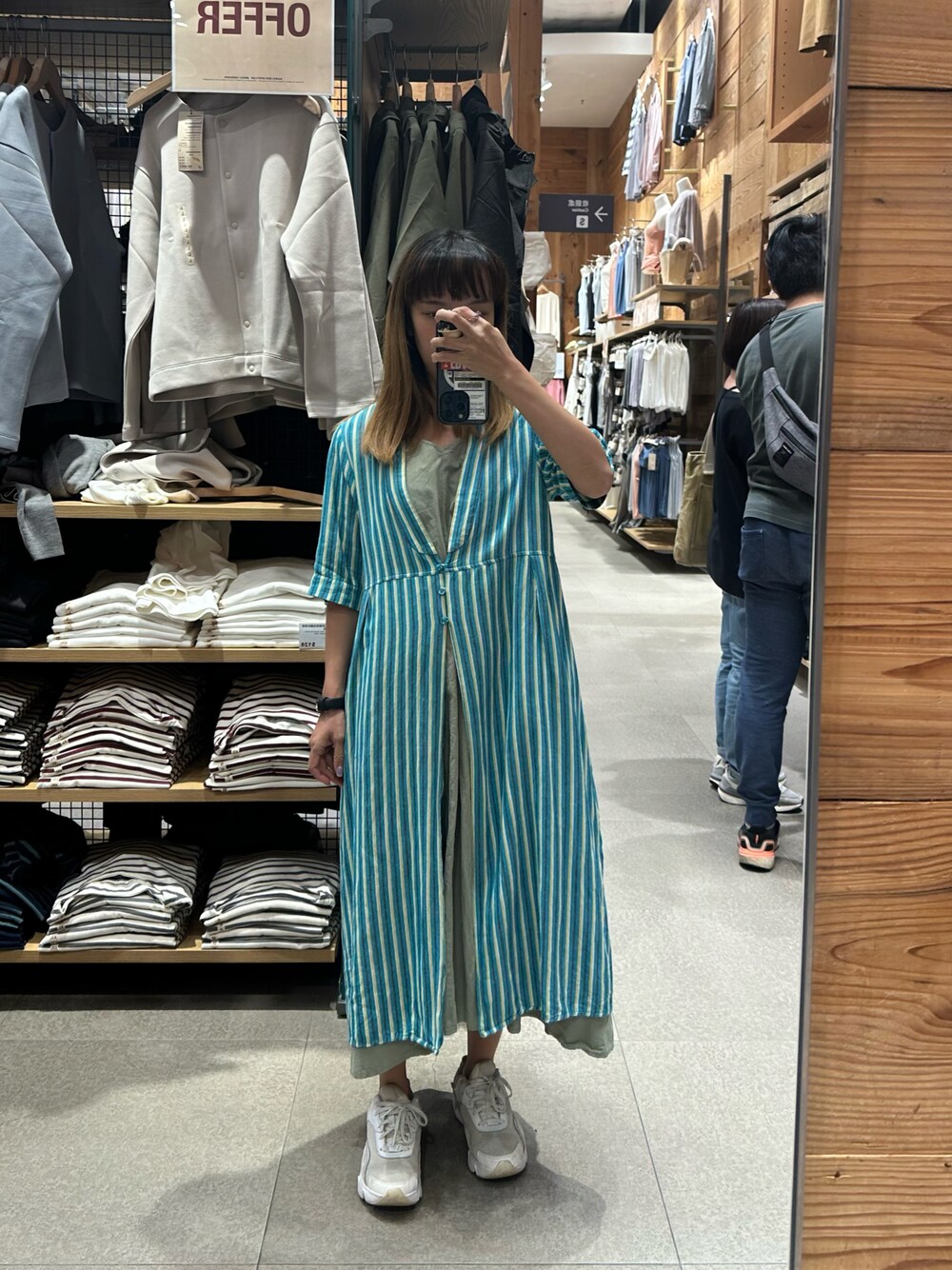 「NIKEのアイテム（パンプス、ホワイト系）」を使った、mini.meさん（レディース・150cm）の秋コーディネートの1枚目の写真