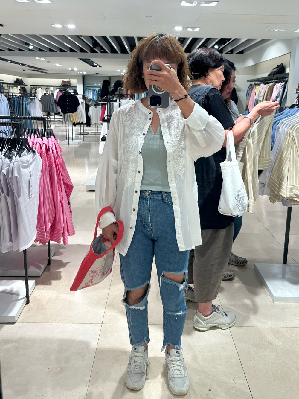 「NEW BALANCEのアイテム（シューズ、ホワイト系）」を使った、mini.meさん（レディース・150cm）の春コーディネートの1枚目の写真