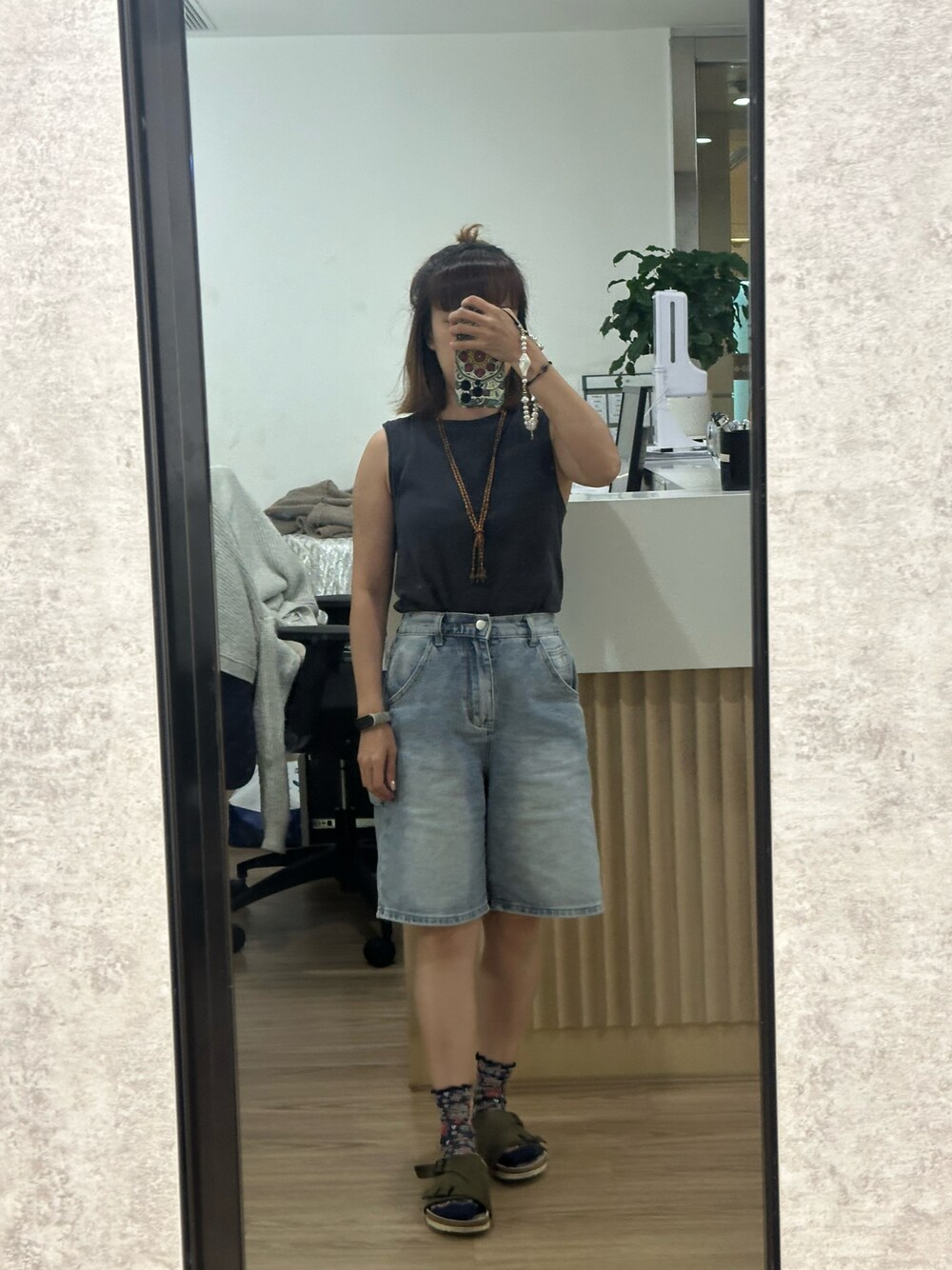 ブルー系のTシャツ/カットソー、グリーン系のサンダルを着用したレディースの秋コーディネートの1枚目の写真