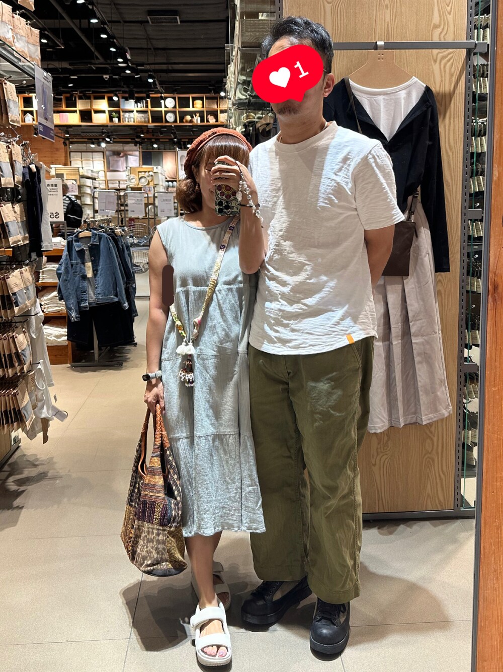 ホワイト系のシューズ、ブラック系のシューズ、グリーン系のワンピースを着用したレディースの夏コーディネートの1枚目の写真