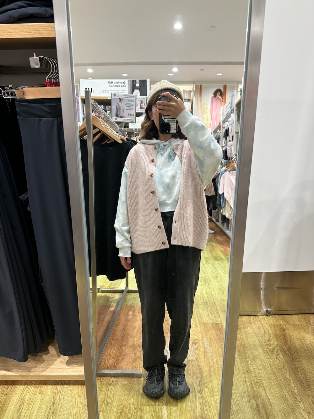 「MUJI Laboのアイテム（デニムパンツ、ブラック系）」を使った、mini.meさん（レディース・150cm）の冬コーディネートの1枚目の写真