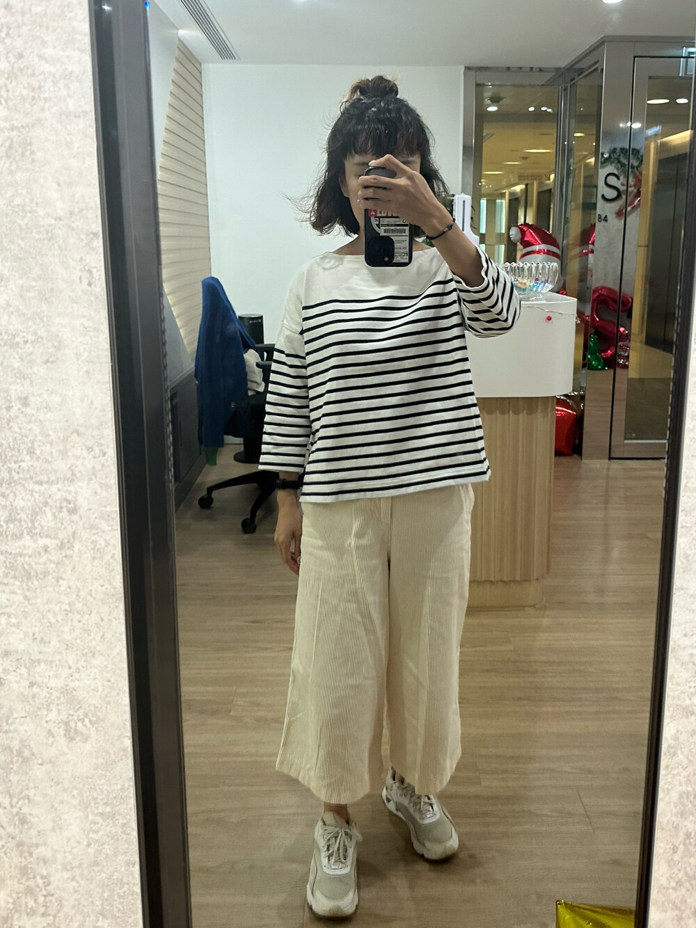 「MUJI Laboのアイテム（シャツ/ブラウス、ホワイト系）」を使った、mini.meさん（レディース・150cm）の冬コーディネートの1枚目の写真
