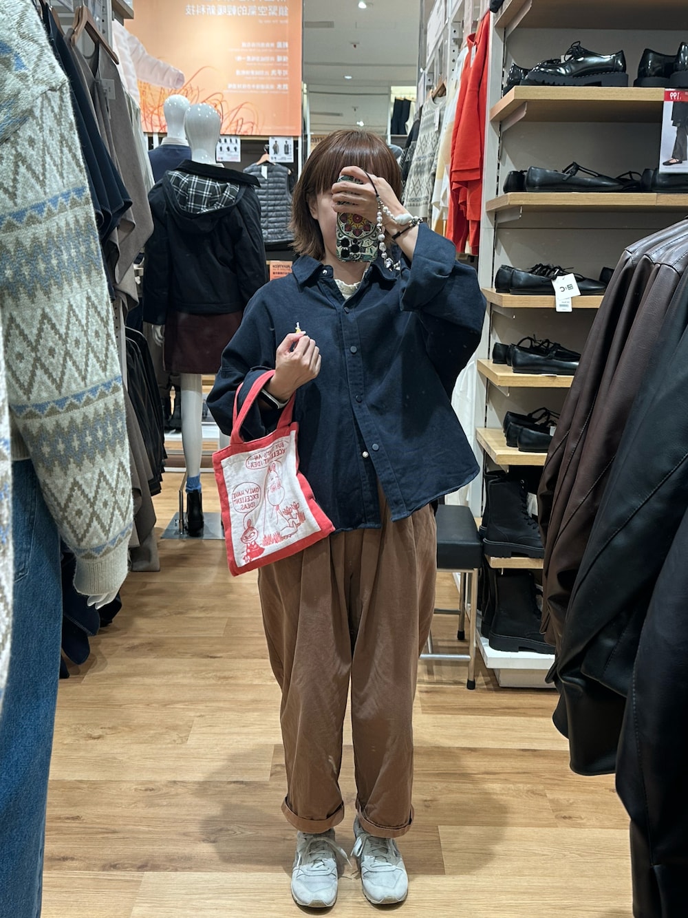 グレー系のパンプスを着用したレディースの秋コーディネートの1枚目の写真