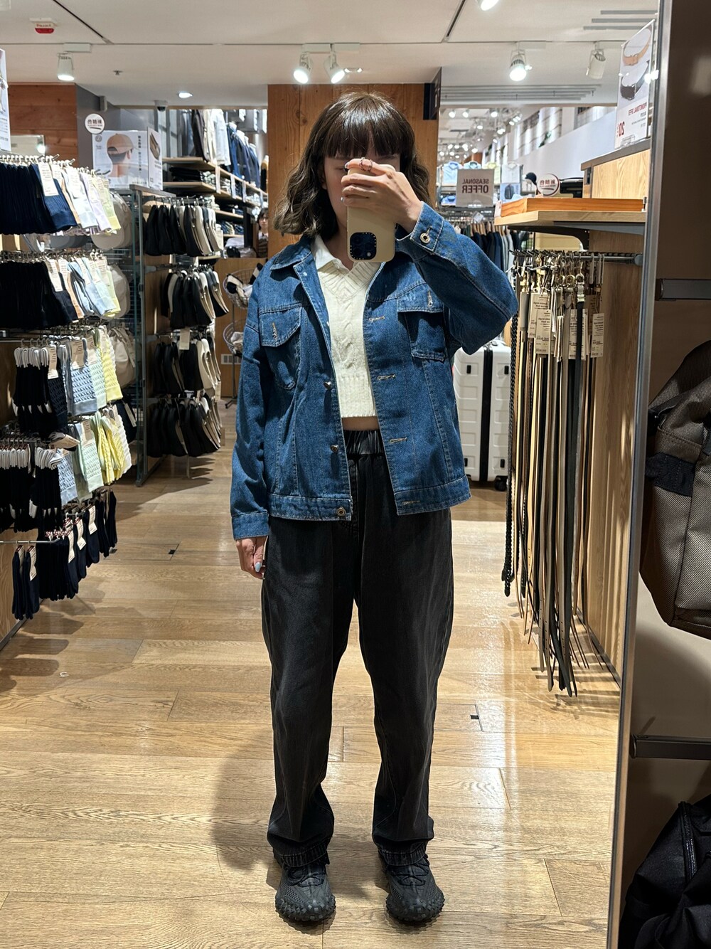 「MUJI Laboのアイテム（デニムパンツ、ブラック系）」を使った、mini.meさん（レディース・150cm）の春コーディネートの1枚目の写真