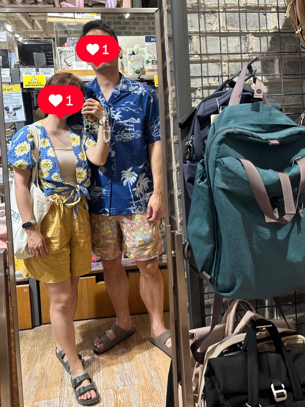 イエロー系のパンツ、グリーン系のサンダル、ブラウン系のサンダルを着用したレディースの秋コーディネートの1枚目の写真