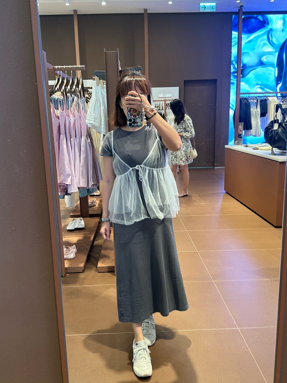 ホワイト系のシューズ、グレー系のワンピースを着用したレディースの夏コーディネートの1枚目の写真