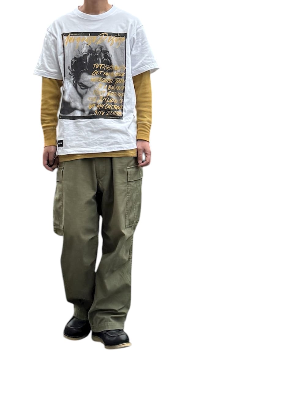 ブラック系のブーツ、ホワイト系のTシャツ/カットソー、グリーン系のカーゴパンツを着用したメンズの秋コーディネートの1枚目の写真