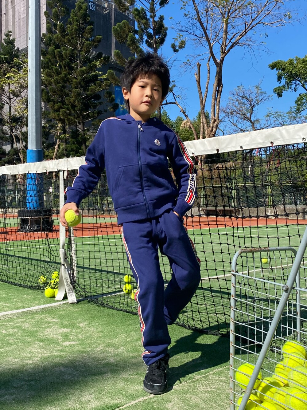 「New Balance、newbalance990、MONCLER、tennis」｜「MONCLERのアイテム（セットアップ、ブルー系）」を使った、硯さん（キッズ・120cm）の冬コーディネートの1枚目の写真
