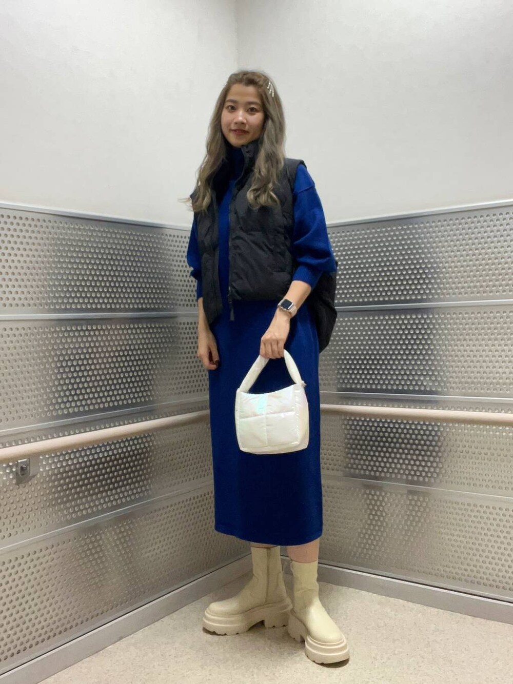 「高身長、着痩せ・細見え、韓国系、ローリーズスタイル_LOWRYS FARM、公認インフルエンサー_LOWRYS FARM」｜「LOWRYS FARMのスタンドリブニットワンピース　704535（ワンピース、ブルー系）」を使った、アヤミさん（レディース・171cm）の秋コーディネートの1枚目の写真