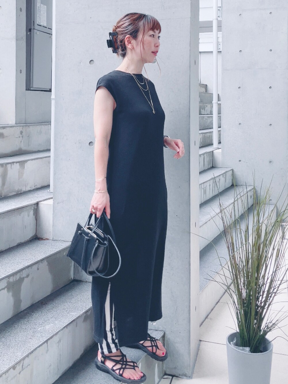 ブラック系のサンダル、ブラック系のショルダーバッグ、その他のレギンス/スパッツを着用したレディースの夏コーディネートの1枚目の写真