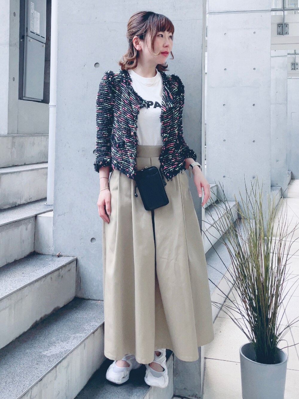 ホワイト系のTシャツ/カットソー、ベージュ系のスカート、ゴールド系のピアス（片耳用）を着用したレディースの春コーディネートの1枚目の写真