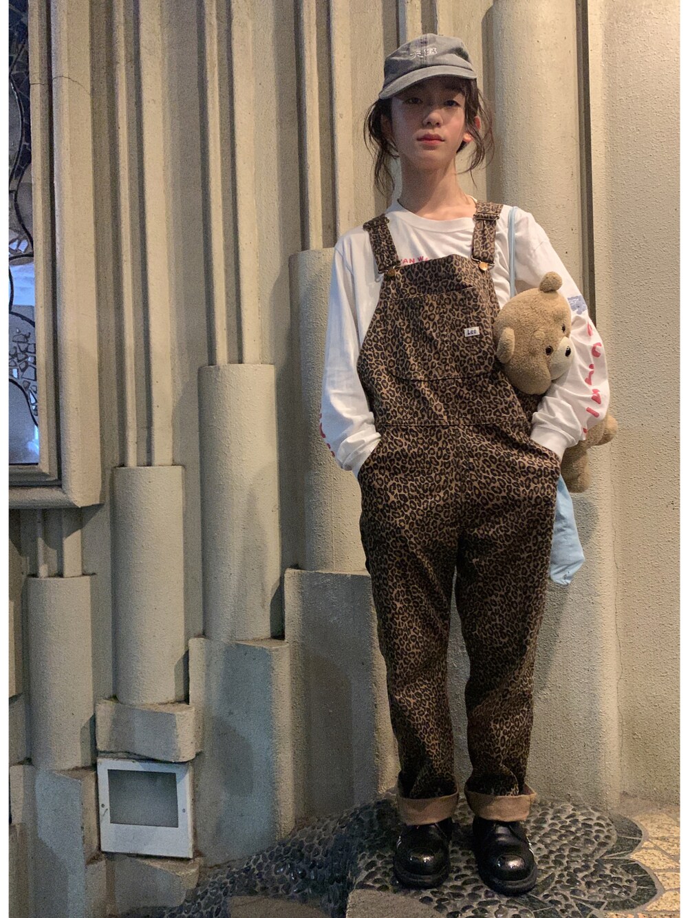 「FUDGEBOYのトラッドスタイル、カジュアルコーデ、男の子、オーバーオール、レオパード、ロングTシャツ、キャップ、Dr.Martens」｜「Leeのオーバーオール　アニマル柄（サロペット/オーバーオール、その他）」を使った、sun913さん（キッズ・145cm）の春コーディネートの1枚目の写真