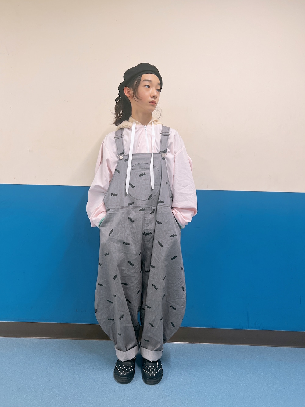 「秋ルック紹介するよ、秋冬コーデ、カジュアルコーデ、デニム、ピンク、ピンク男子、フードシャツ、サロペット、ベレー帽、Dr.Martens、中学生男子」｜「Another Editionのアイテム（ハンチング/ベレー帽、ブラック系）」を使った、sun913さん（キッズ・152cm）の秋コーディネートの1枚目の写真