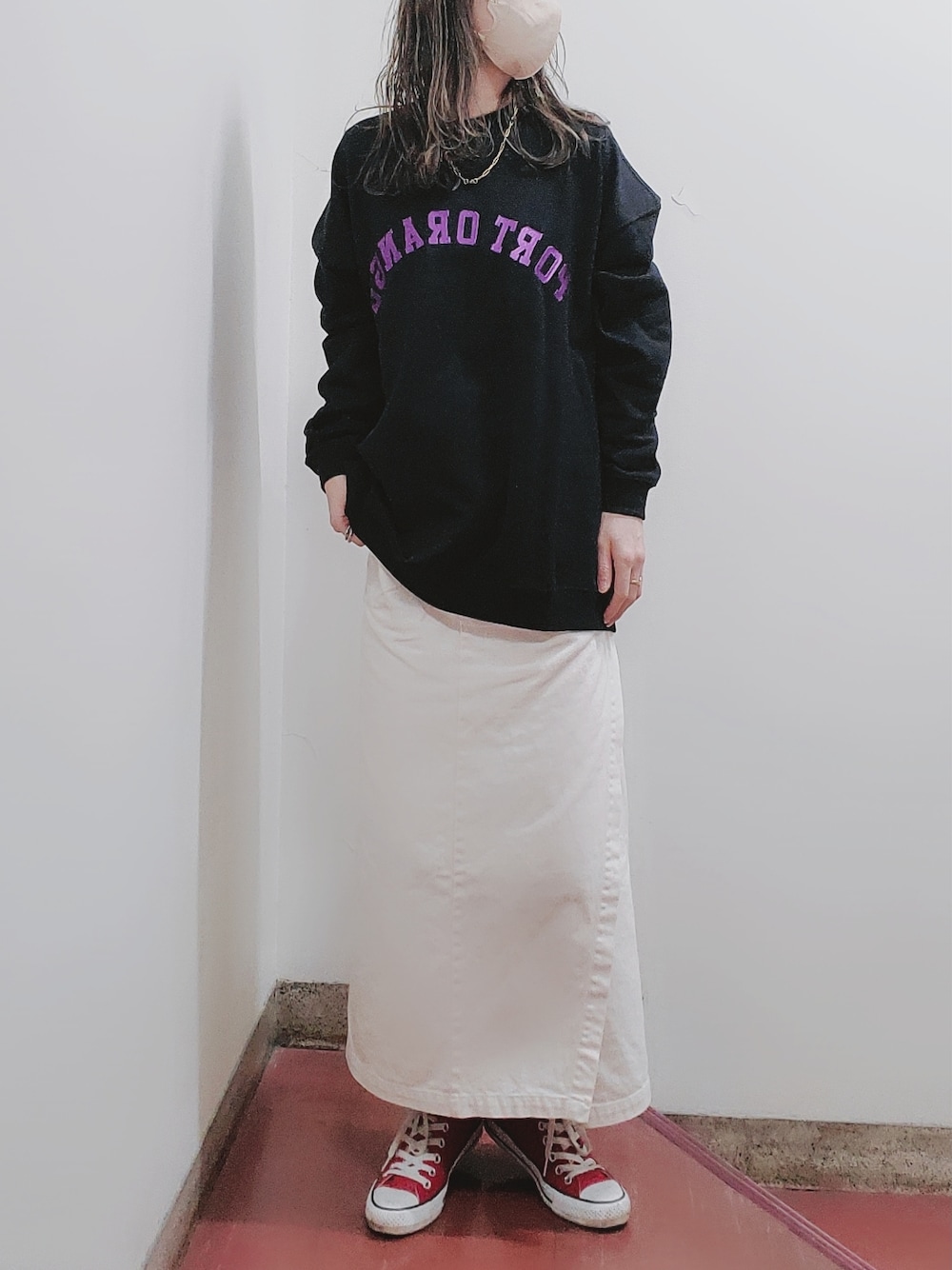 「春、シンプル、プチプラコーデ、春服、いいね、save、フォローお願いします🤑、オーバーサイズ、ゆったりコーデ、モノトーンコーデ、ママコーデ、通勤コーデ、ロゴスウェット、コンバース、ハイカットスニーカー、ロングスカート」｜「FREAK'S STOREの▽【WEB限定】PORT ORANGE ロゴ刺繍スウェット（スウェット、ブラック系）」を使った、Tomoさん（レディース・158cm）の春コーディネートの1枚目の写真