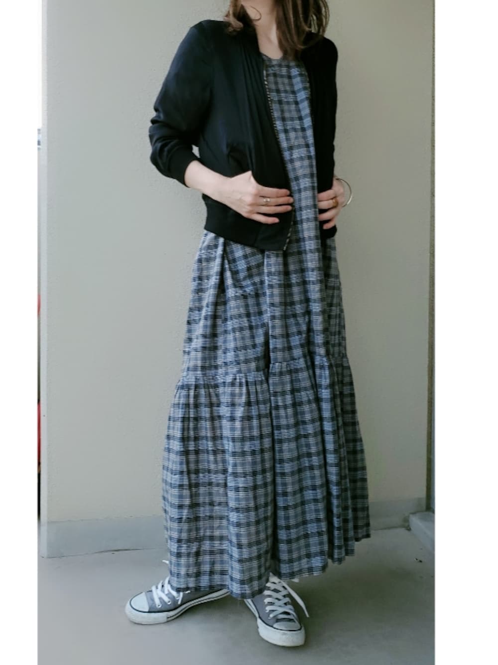 「ラブアンドピース2021、秋カラー、オトナ女子、ゆるコーデ、モノトーンコーデ、オトナカジュアル、ワンピース×スニーカー、秋服準備はじめました、チェック、プチプラ」｜「BEAUTY&YOUTH UNITED ARROWSの＜BAITS＞ゴールドカラータタキダブルリング＆イヤーカフ（リング、ゴールド系）」を使った、Tomoさん（レディース・158cm）の秋コーディネートの1枚目の写真