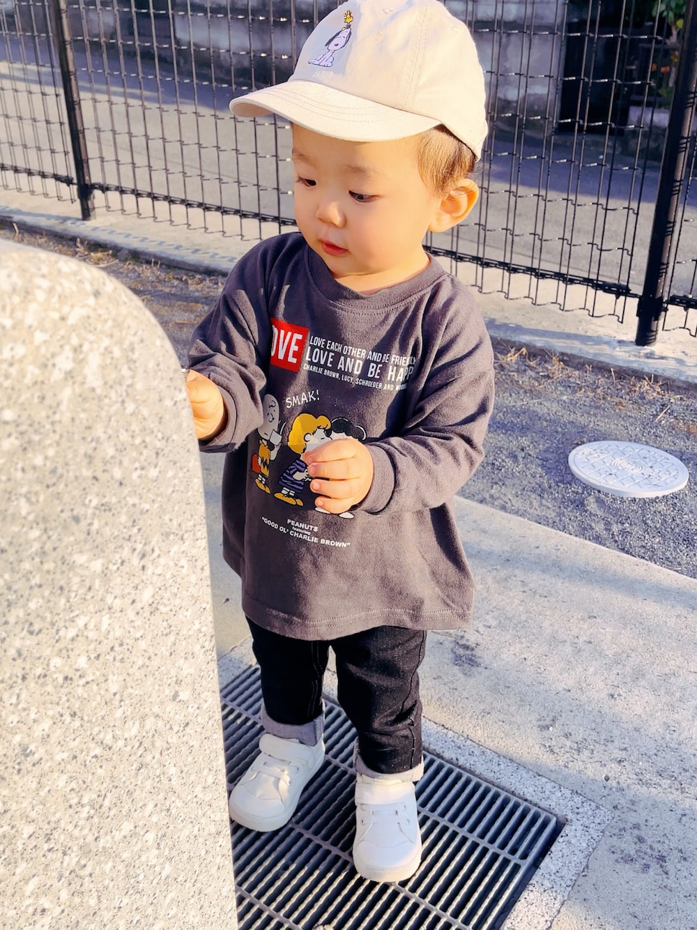「男の子コーデ、デニム、キッズファッション、カジュアル、BREEZE、プチプラコーデ、キャップ、スヌーピー、秋コーデ、公園スタイル、白スニーカー」｜「EDWINのアイテム（デニムパンツ、ブルー系）」を使った、marutomoさん（キッズ・80cm）の秋コーディネートの1枚目の写真