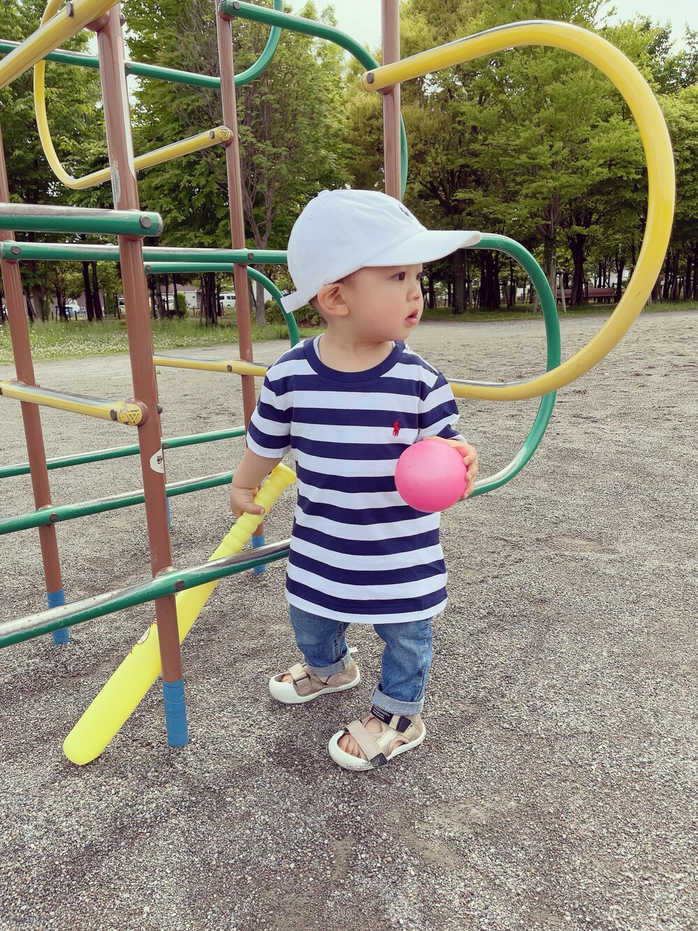 「ポロラルフローレン、ボーダー、Tシャツ、キャップ、公園コーデ、1歳、男の子」｜「POLO RALPH LAURENのアイテム（キャップ、ホワイト系）」を使った、marutomoさん（キッズ・80cm）の夏コーディネートの1枚目の写真