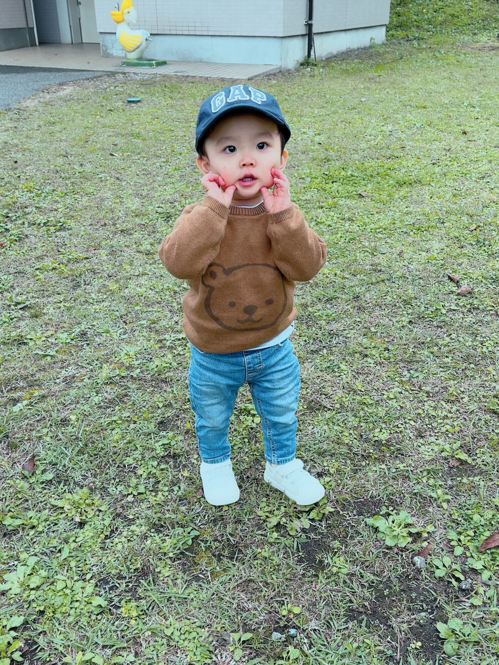 「秋冬コーデ、プチプラ、男の子、GAP、無印良品、キャップ、スニーカー、公園、デニム、重ね着、ダウンベスト」｜「GAPのアイテム（キャップ、ブルー系）」を使った、marutomoさん（キッズ・80cm）の秋コーディネートの1枚目の写真