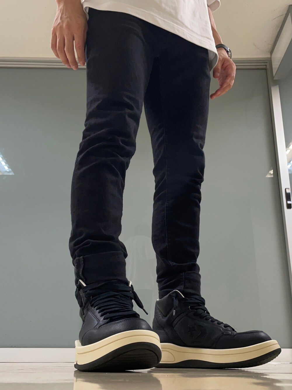 「converse、休日スタイル、休日コーデ、DRKSHDW by Rick Owens、ラブアンドピース2021、RICK OWENS」｜「MINEDENIMのアイテム（デニムパンツ、ブラック系）」を使った、NJさん（メンズ・170cm）の秋コーディネートの1枚目の写真