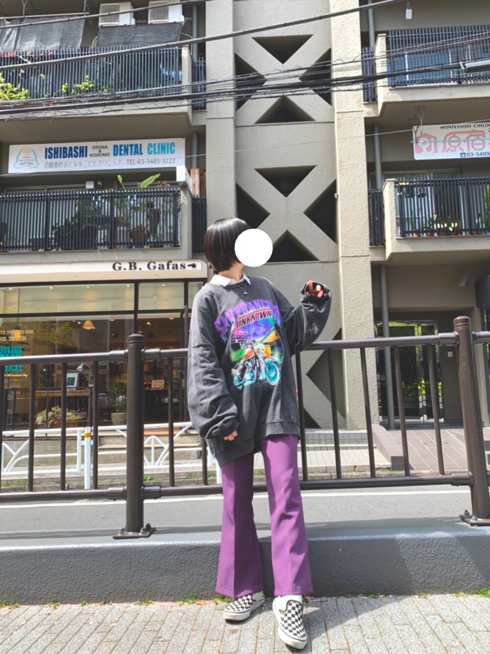 「ショートヘア、古着女子、古着好きな人と繋がりたい、カラーパンツ、スラックス×スニーカー、バンズ、パープル、オーバーサイズ」｜「SPINNSの美脚センタープレスカラーフレアスラックスパンツ（スラックス、パープル系）」を使った、おんさん（レディース・159cm）の秋コーディネートの1枚目の写真