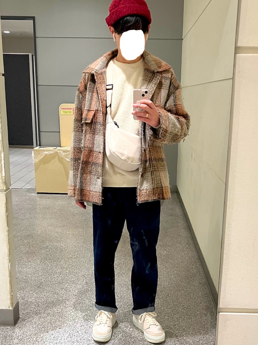 「jornalstandard、冬アウター、シャギーブルゾン、Harris Tweed、GUコーデ、NIKE、jordan1、スニーカー、ファッション初心者、ショルダーバッグ、2023AW、冬コーデ、トイレから失礼しやす」｜「GUのデニムシェフパンツ（デニムパンツ、ブルー系）」を使った、もげ太郎さん（メンズ・172cm）の冬コーディネートの1枚目の写真