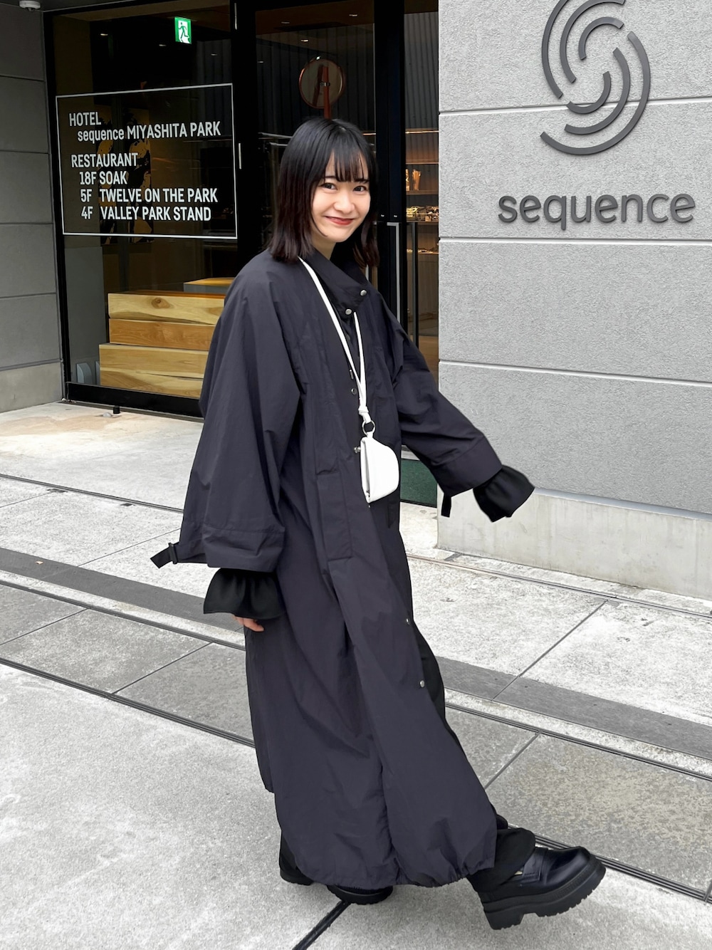 「ナイロンジャケット、ブラック、春アウター、春コーデ、休日スタイル、春服、お出かけコーデ、大人コーデ、キレイめ、ロングコート、春、モノトーンコーデ、カフェコーデ、black、シンプルコーデ」｜「R&Eの【R&E】超軽量厚底コインローファー（ローファー、ブラック系）」を使った、〰️さん（レディース・162cm）の春コーディネートの1枚目の写真