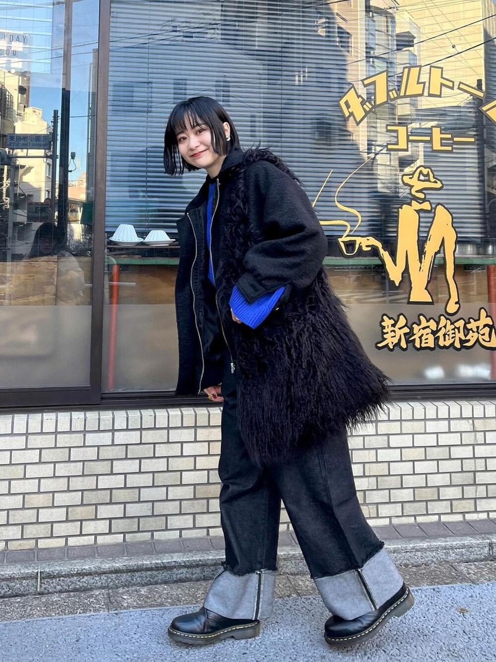 「春服、カジュアルコーデ、休日スタイル、プチプラ、moment+、GeeRA、プチプラミックス、大人カジュアル、デニム、ブーツ、Dr.Martens、シンプルスタイル、春、カジュアル、大人かわいい」｜「GeeRAのラーベン編モヘアタッチニットトップス（ニット/セーター、ブルー系）」を使った、〰️さん（レディース・162cm）の春コーディネートの1枚目の写真