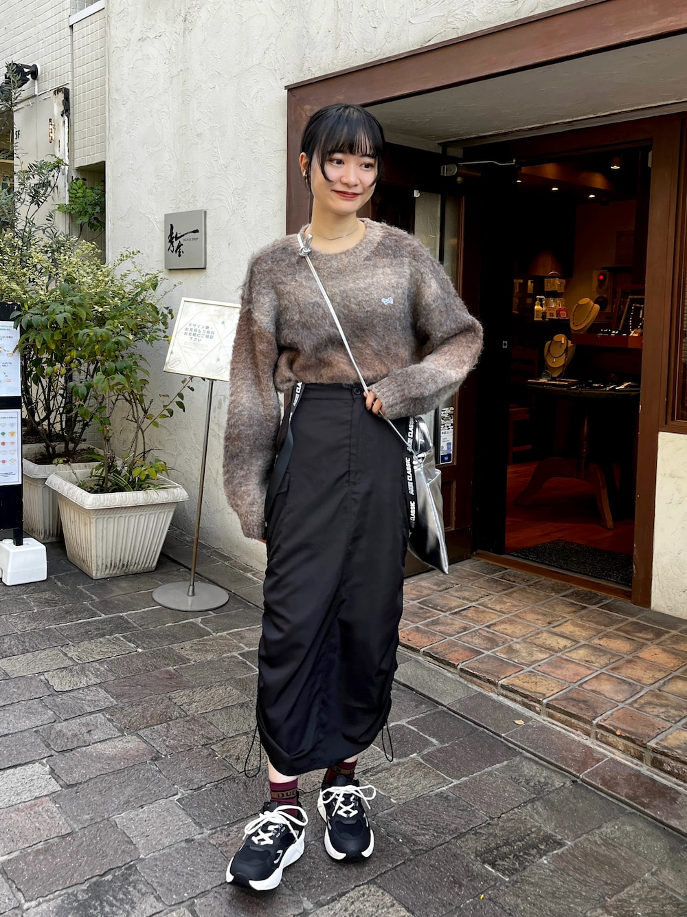「最近のいい感じコーデ、AKIIICLASSIC、スニーカー、スニーカーコーデ、韓国ファッション、韓国ブランド、スカート、coen、グラデーションニット、カジュアル、カジュアルコーデ、秋冬、秋、秋コーデ、秋冬コーデ」｜「AKIII CLASSICの【AKIII CLASSIC】 AKIII LUCKY RUNNER（スニーカー、ブラック系）」を使った、〰️さん（レディース・162cm）の秋コーディネートの1枚目の写真