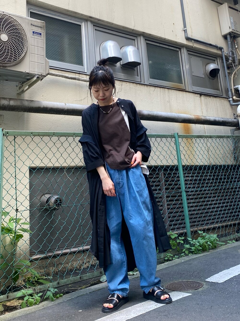 「秋服コーデ、オトナカジュアル、パンツスタイル、デニム、カジュアルコーデ、ラクチンコーデ」｜「OSMOSISの切替配色Tシャツ（Tシャツ/カットソー、グレー系）」を使った、MIKIさん（レディース・158cm）の秋コーディネートの1枚目の写真