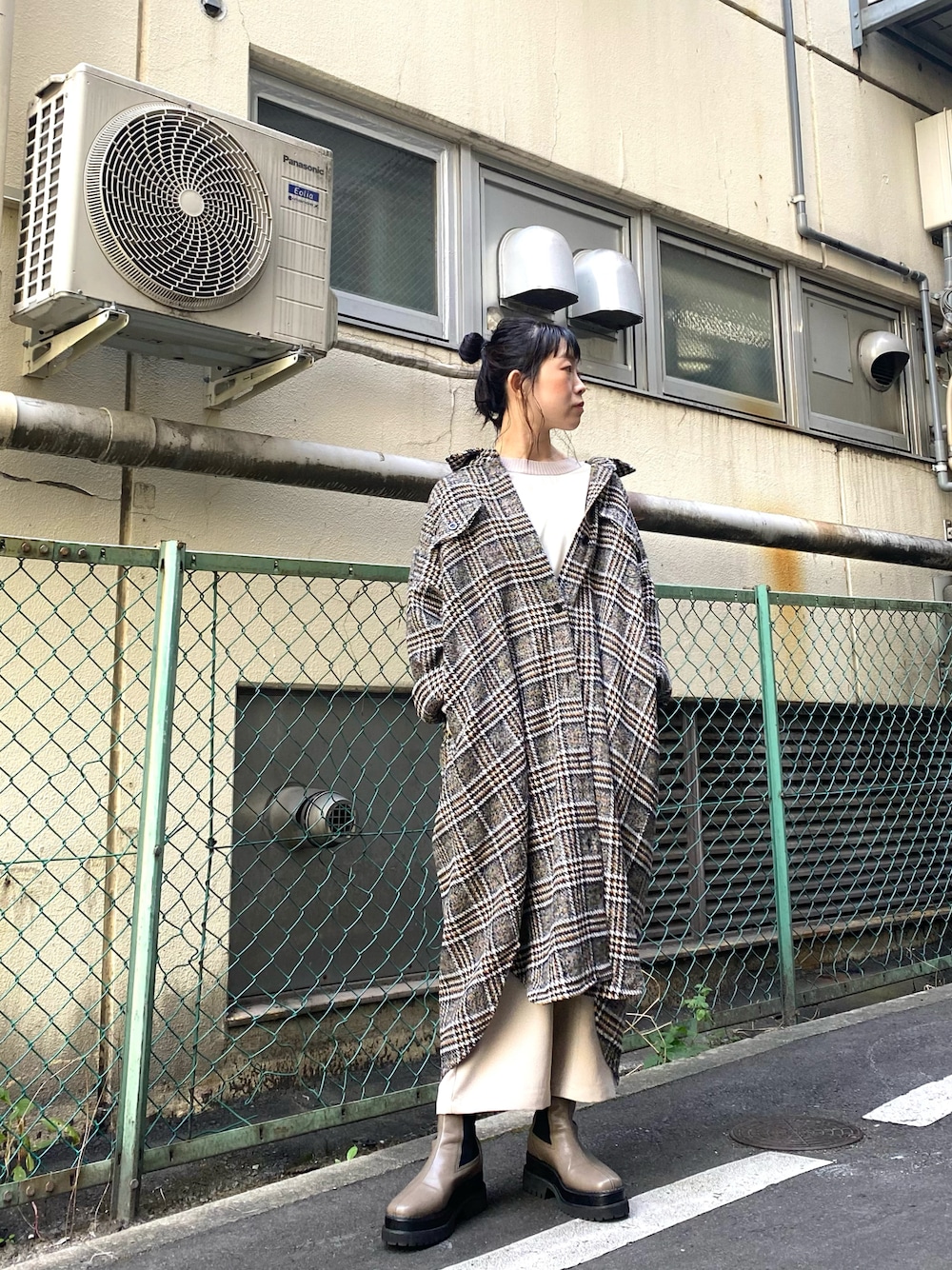 「秋冬コーデ、カジュアル、オトナカジュアル、チェックシャツ、パンツスタイル、厚底ブーツ、サイドゴアブーツ」｜「OSMOSISのチェックシャツワンピース（シャツワンピース、イエロー系）」を使った、MIKIさん（レディース・158cm）の秋コーディネートの1枚目の写真