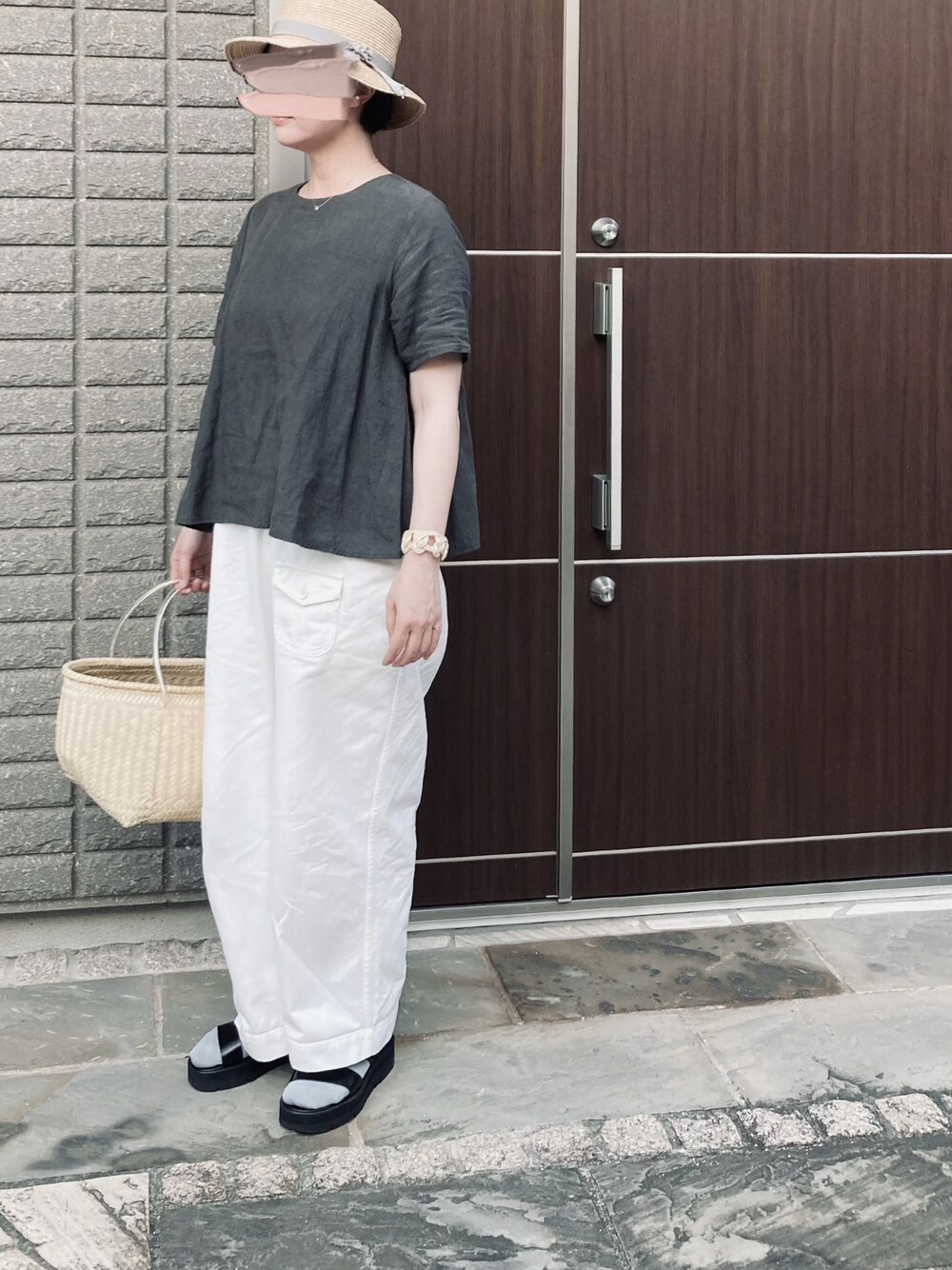 「大人カジュアル、夏コーデ、オトナ女子、麦わら帽子」｜「手音オリジナルのアイテム（シャツ/ブラウス、グレー系）」を使った、na.さん（レディース・160cm）の夏コーディネートの1枚目の写真