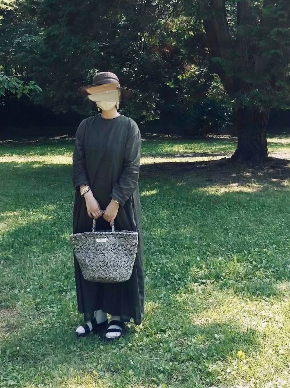 「大人カジュアル、ゆるコーデ、ロングワンピース、麦わら帽子」｜「R&D.M.Co OLDMAN’S TAILORのアイテム（トートバッグ、ブラック系）」を使った、na.さん（レディース・160cm）の夏コーディネートの1枚目の写真