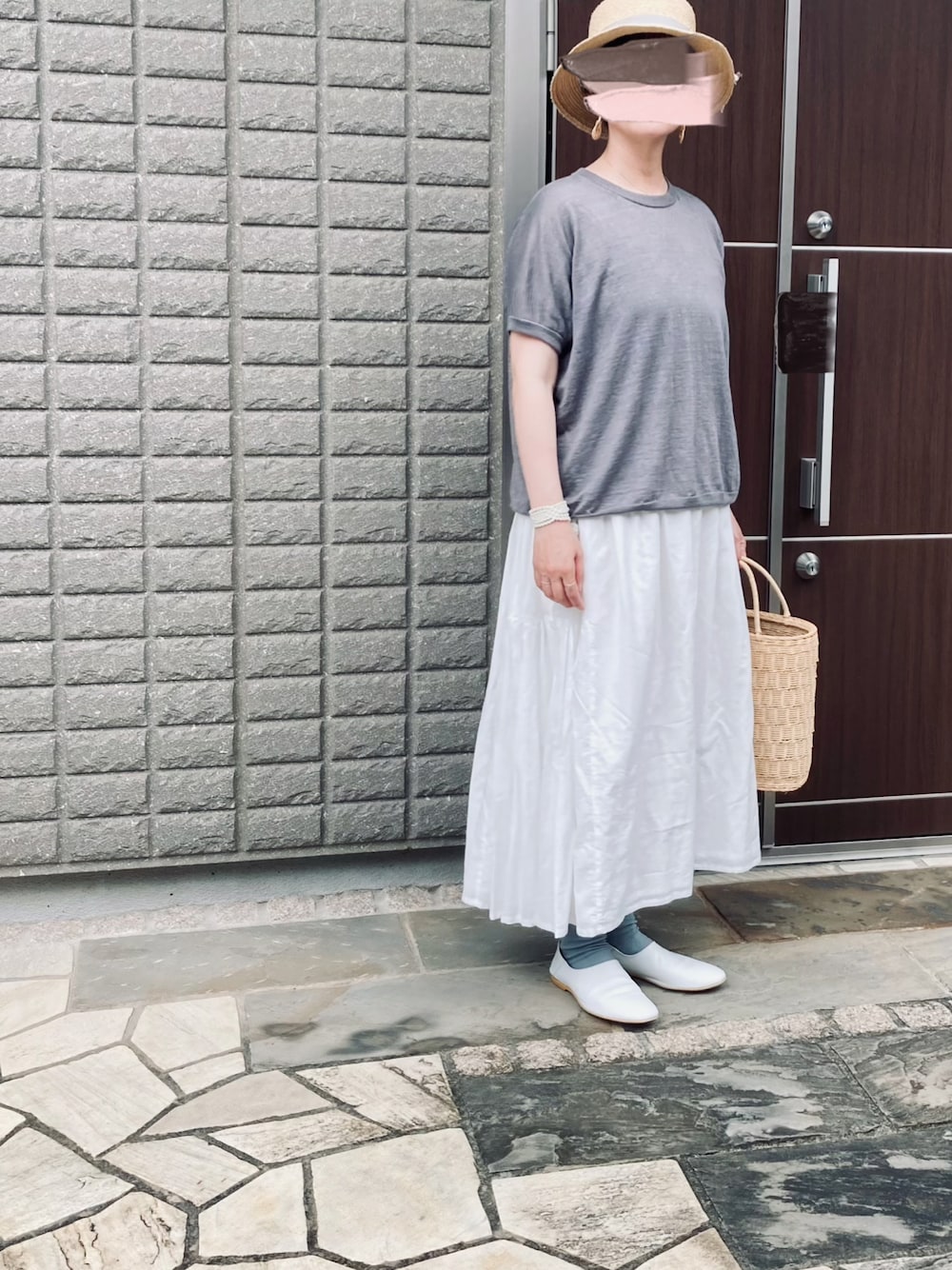 「オトナ女子、キレイめカジュアル、麦わら帽子、ママコーデ、ホワイト」｜「sashikiのアイテム（帽子、ベージュ系）」を使った、na.さん（レディース・160cm）の夏コーディネートの1枚目の写真