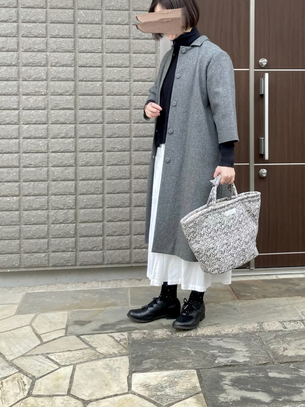 「オトナカジュアル、きれいめカジュアル、オトナ女子、白スカート」｜「R&D.M.Co OLDMAN’S TAILORのアイテム（トートバッグ、ブラック系）」を使った、na.さん（レディース・160cm）の冬コーディネートの1枚目の写真