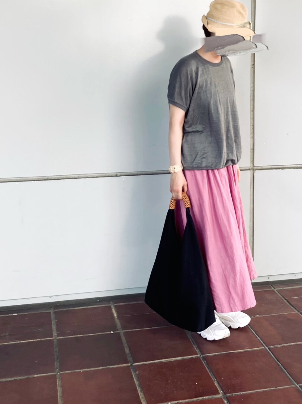 「大人コーデ、カジュアル、シンプル、カラーコーデ」｜「evam evaのアイテム（トップス、グレー系）」を使った、na.さん（レディース・160cm）の夏コーディネートの1枚目の写真