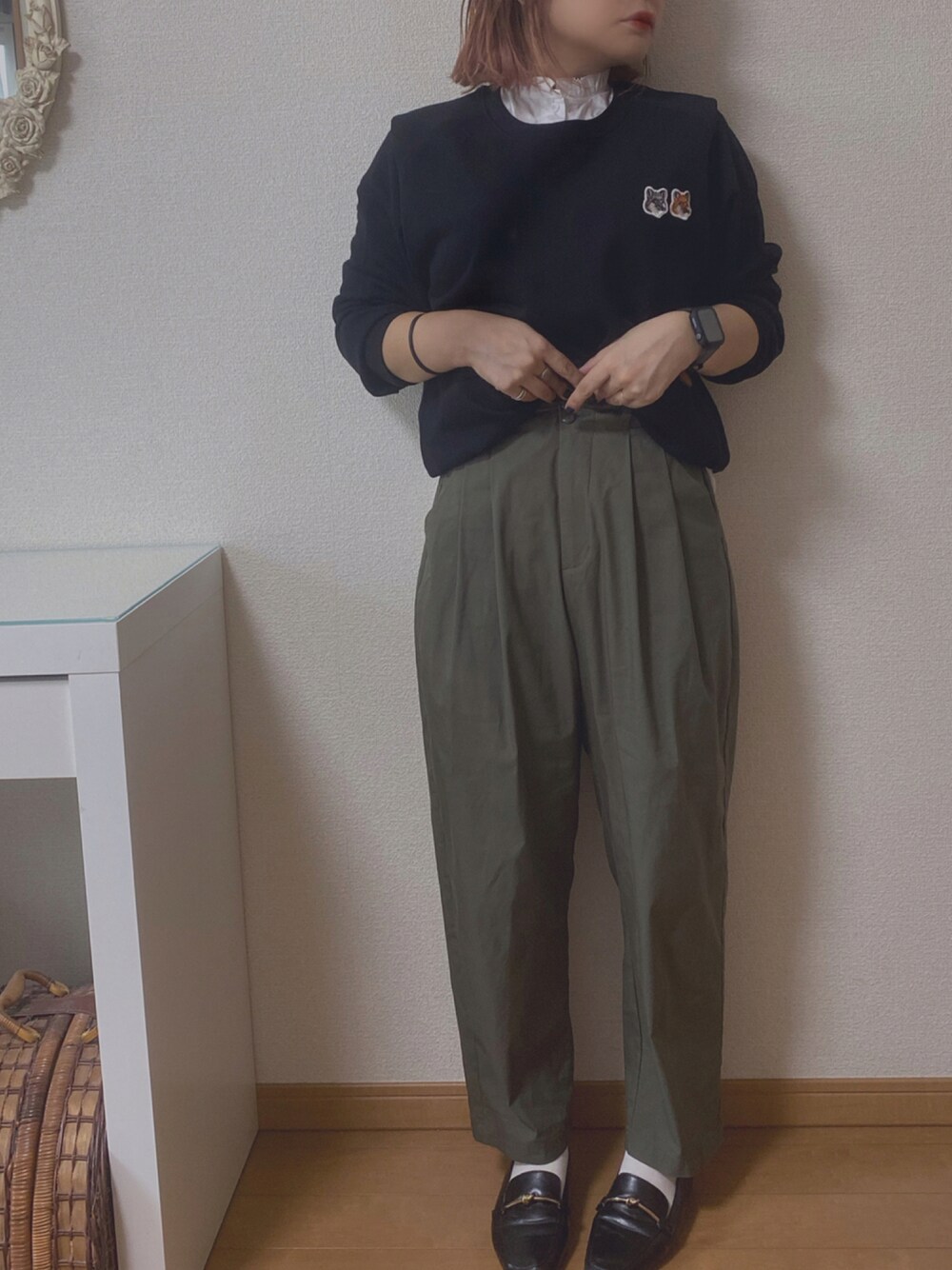 「トレーナー、つけ襟、ママコーデ、オトナカジュアル、秋冬コーデ、きまわしコーデ、だから秋服が好き」｜「Maison KitsuneのSWEATSHIRT DOUBLE FOX HEAD PATCH（スウェット、ブラック系）」を使った、𝕂𝕒𝕋（きゃっと）さん（レディース・150cm）の秋コーディネートの1枚目の写真