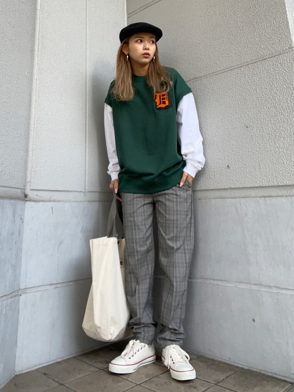「私の推しブランド、学生コーデ、メンズライク、グリーン、ロゴスウェット、レイヤードスタイル、スウェット、チェックパンツ、チェック、フェイクレイヤード」｜「BACK NUMBERの【BACK NUMBER】フェイクレイヤードベスト（スウェット、グリーン系）」を使った、Mikuriさん（レディース・160cm）の冬コーディネートの1枚目の写真