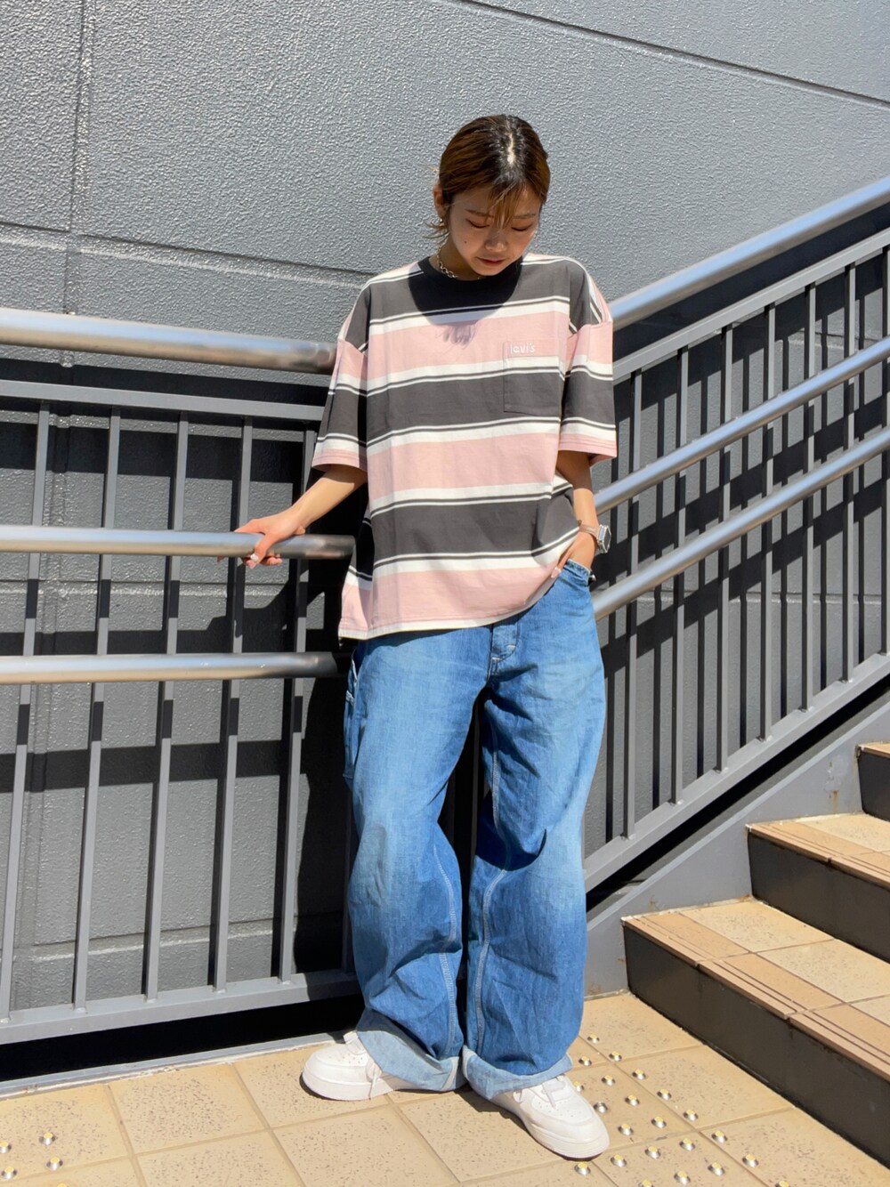 「ストリート、メンズライク、ボーダー、ペインターパンツ、デニム、ビッグシルエット、Levi's、夏コーデ、ピンク」｜「Levi'sのアイテム（トップス、ピンク系）」を使った、Mikuriさん（レディース・160cm）の春コーディネートの1枚目の写真