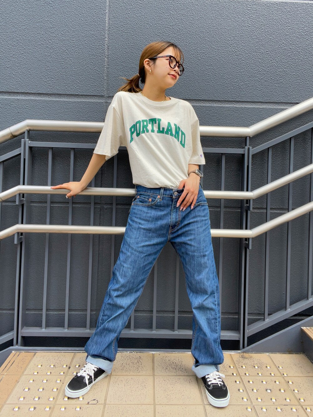 「ストリート、メンズライク、春夏コーデ、夏コーデ、デニム、Levi's、グリーン、ビッグシルエット、古着MIX、休日スタイル、カレッジ、Tシャツ」｜「Championのアイテム（トップス、ホワイト系）」を使った、Mikuriさん（レディース・160cm）の春コーディネートの1枚目の写真