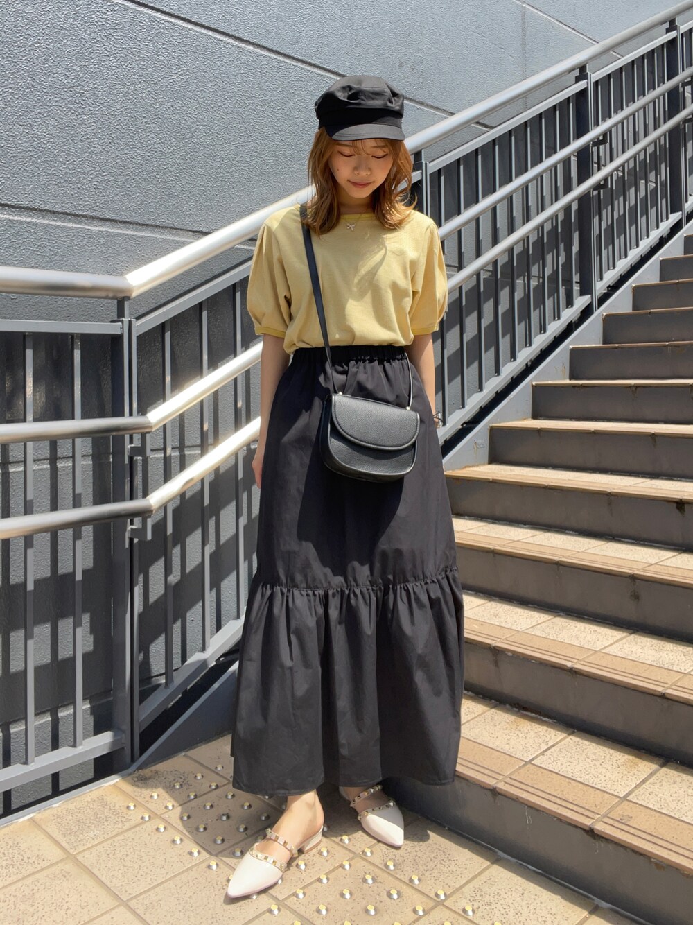 「ごきげんウィーク、プチプラ、春夏コーデ、休日スタイル、きれいめカジュアル、カラー×コーデ、ボリューム袖、ビタミンカラー、韓国ファッション」｜「HONEYSUCKLE ROSEの【HONEYSUCKLE ROSE】ツイルキャスケット（キャスケット、ブラック系）」を使った、Mikuriさん（レディース・160cm）の春コーディネートの1枚目の写真