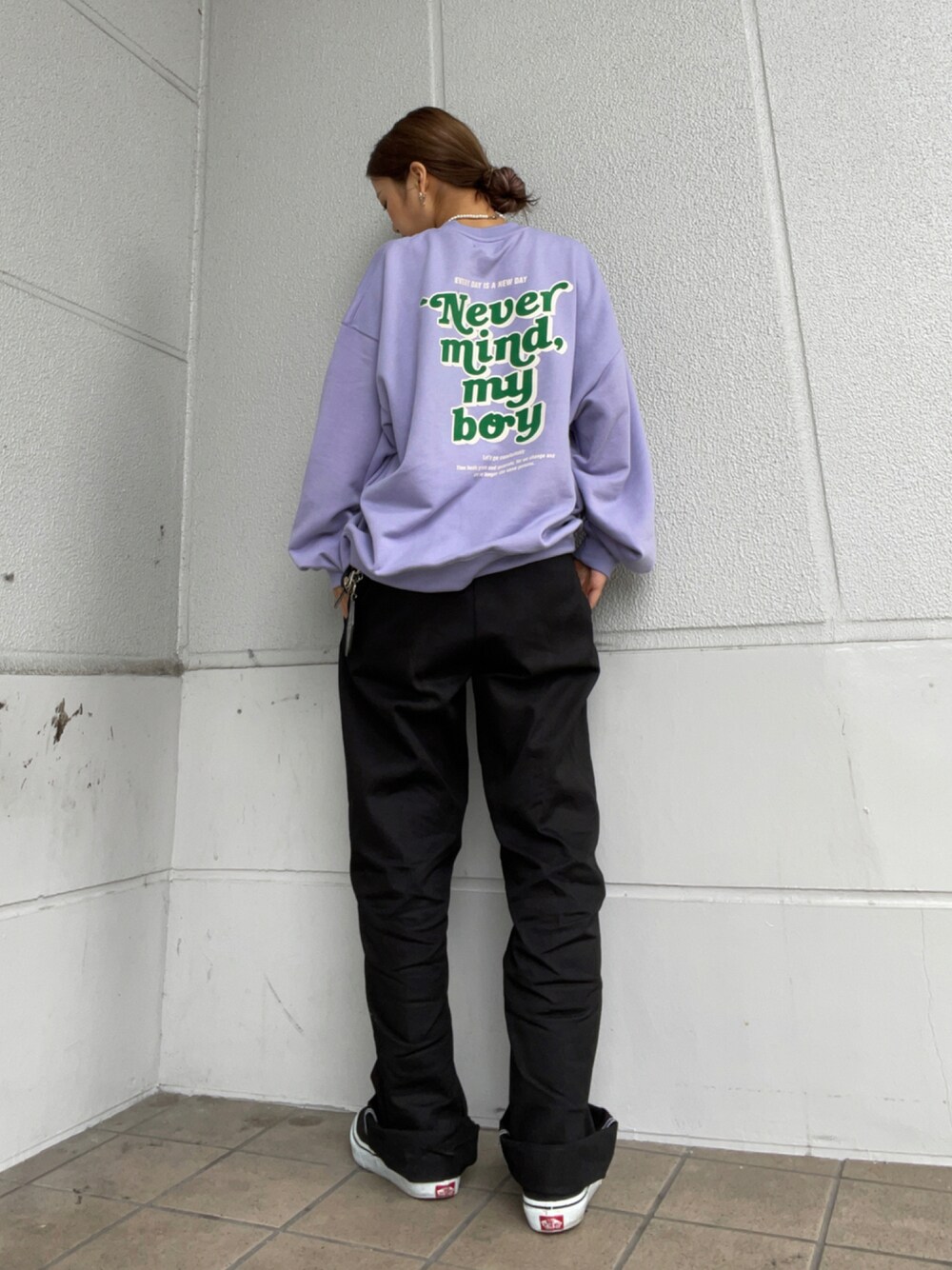 「スウェット、ビッグシルエット、ストリート、Dickies、メンズライク、パープル、パンツスタイル、ラクチンコーデ、Right-on」｜「BACK NUMBERの【BACK NUMBER】「RefurBish」 クルーネックトレーナー（スウェット、パープル系）」を使った、Mikuriさん（レディース・160cm）の秋コーディネートの1枚目の写真