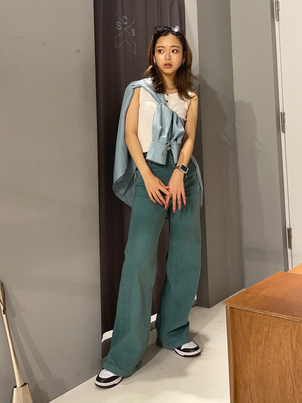 「デニム、シャツスタイル、タンクトップ、ワイドパンツ、カラーパンツ、夏コーデ、シアーシャツ、きれいめカジュアル、ワントーンコーデ、カラーコーデ」｜「HONEYSUCKLE ROSEの【HONEYSUCKLE ROSE】シアーシャツ（シャツ/ブラウス、ブルー系）」を使った、Mikuriさん（レディース・160cm）の夏コーディネートの1枚目の写真