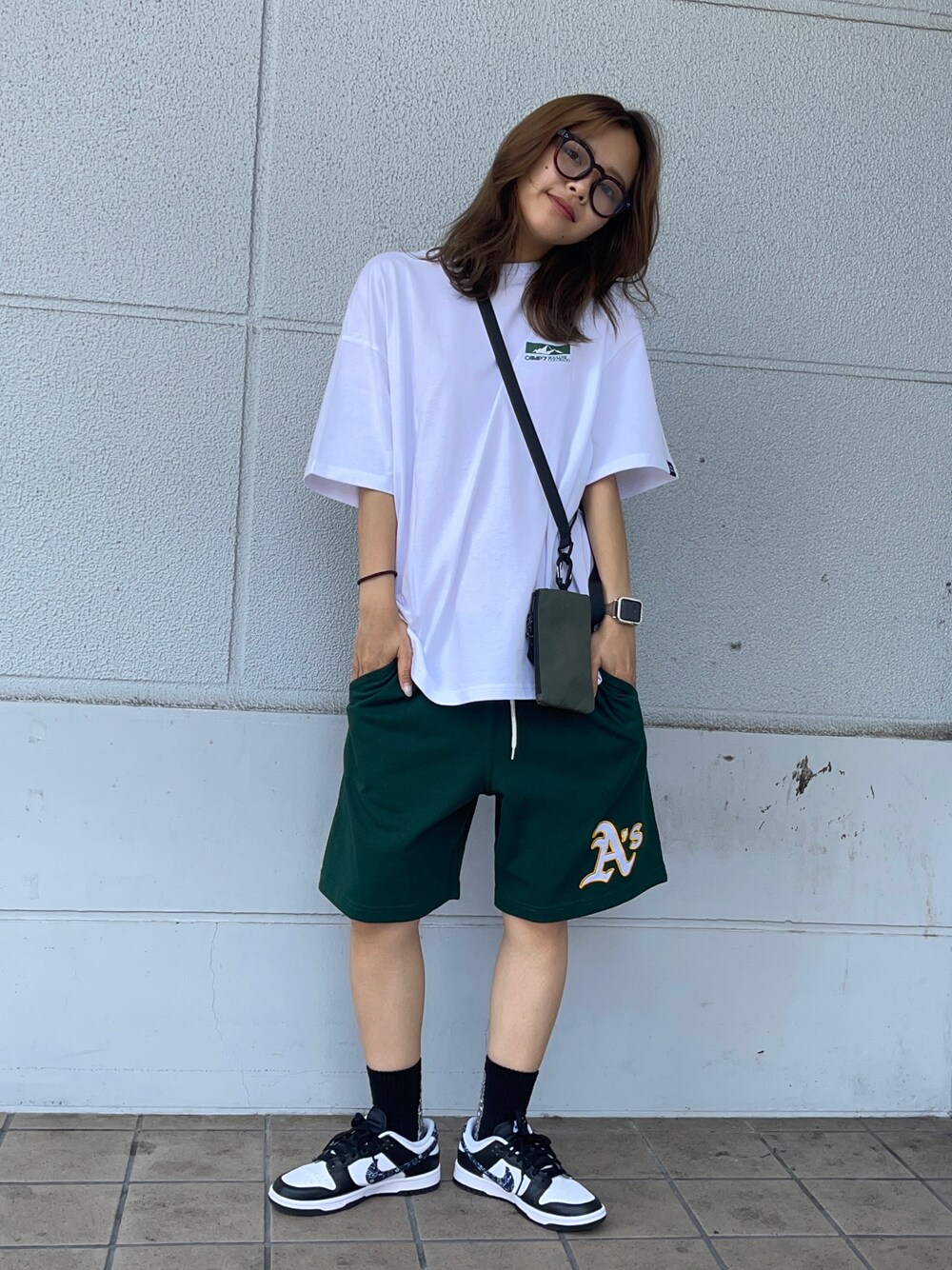 「ストリート、メンズライク、初夏コーデ、ショートパンツ、オーバーサイズ、ビッグシルエット、白Tシャツ、ロゴT、グリーン、カラーパンツ」｜「CAMP7の【CAMP7】バックロゴＴシャツ（Tシャツ/カットソー、ホワイト系）」を使った、Mikuriさん（レディース・160cm）の春コーディネートの1枚目の写真
