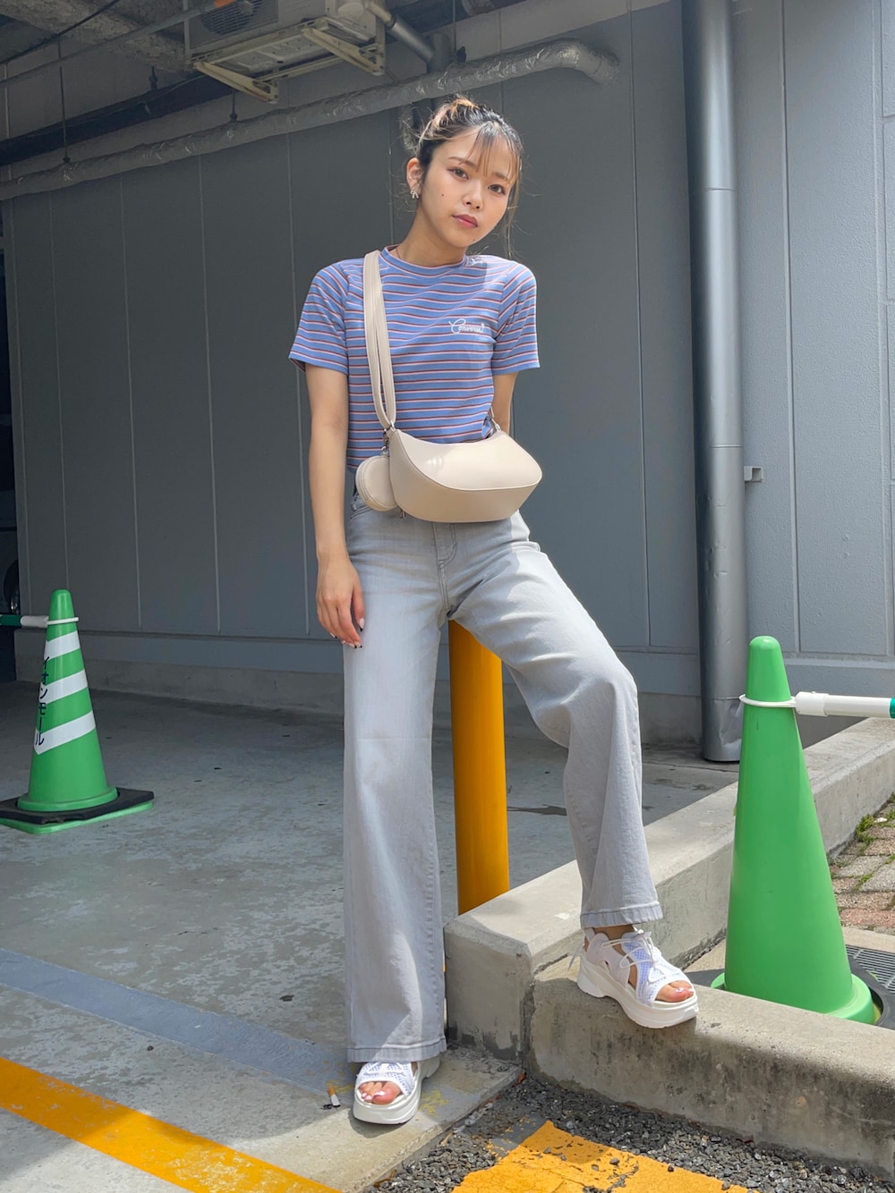 「ボーダー、y2k、ワイドパンツ、デニム、厚底サンダル、休日スタイル、韓国ファッション、きれいめカジュアル、カラー×コーデ、タックイン」｜「CONVERSEの【CONVERSE】リブボーダーＴシャツ（Tシャツ/カットソー、ブルー系）」を使った、Mikuriさん（レディース・160cm）の春コーディネートの1枚目の写真