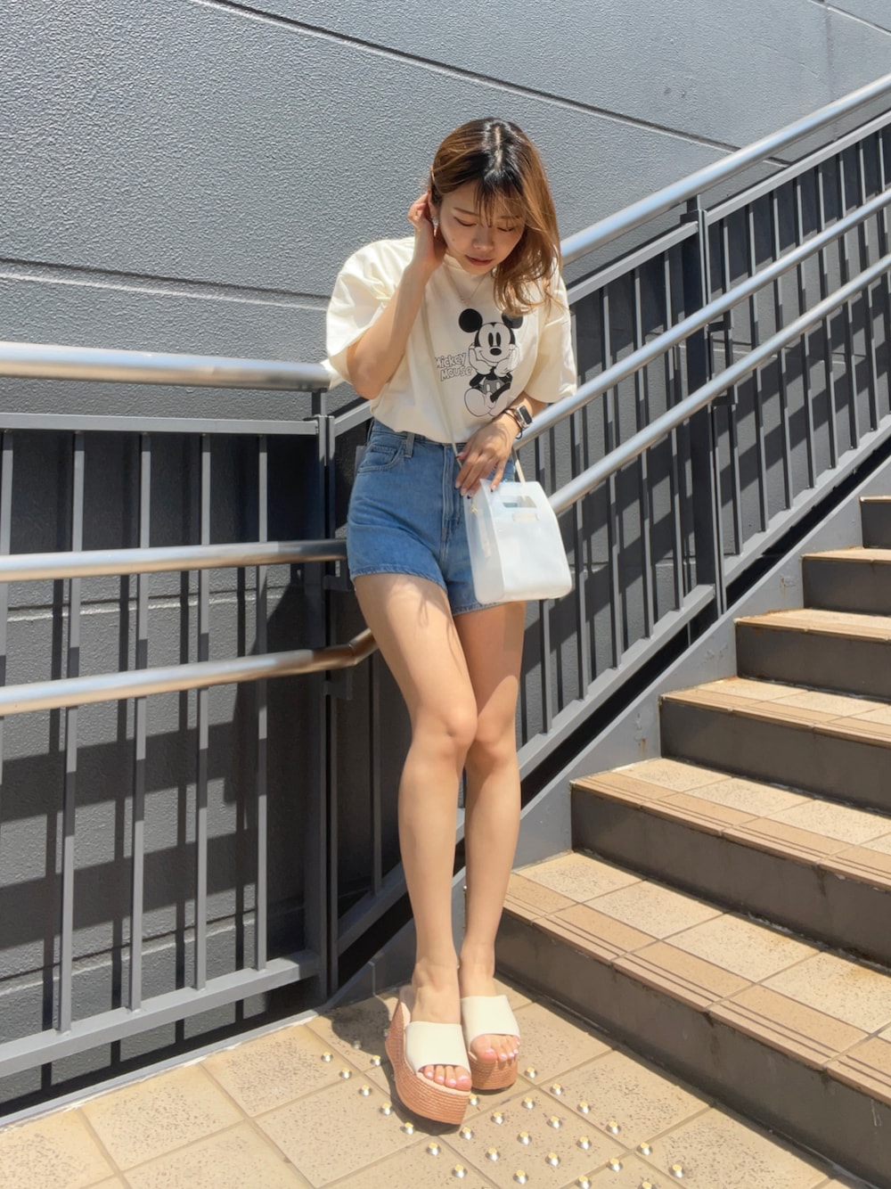 「休日スタイル、クリアバッグ、韓国ファッション、タックイン、白Tシャツ、ディズニー、デニム、ショートパンツ、夏コーデ」｜「DisneyのミッキープリントＴシャツ（Tシャツ/カットソー、ホワイト系）」を使った、Mikuriさん（レディース・160cm）の春コーディネートの1枚目の写真