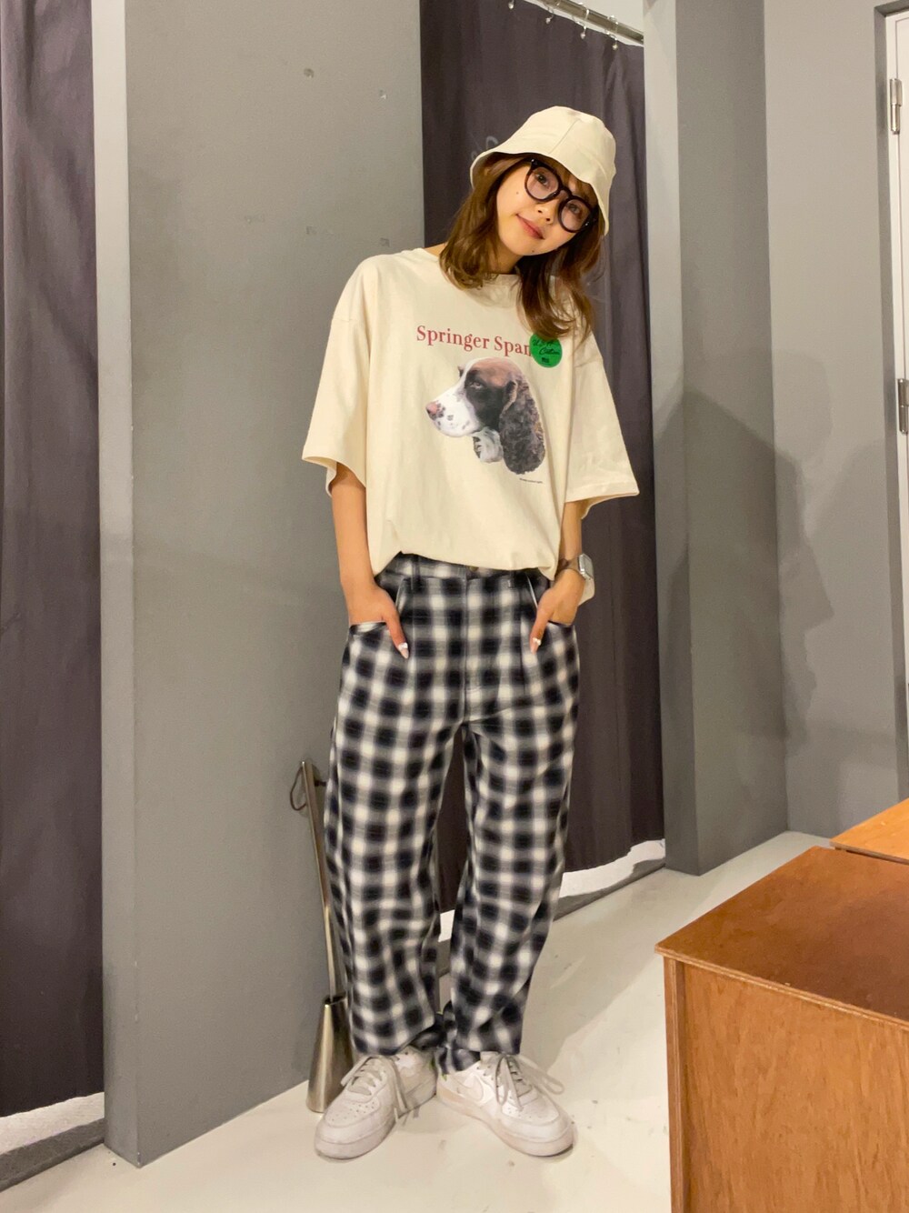 「タックイン、チェックパンツ、犬、カジュアルコーデ、カラー×コーデ、春夏コーデ、カラーパンツ、古着MIX、ビッグシルエット、ストリート、メンズライク」｜「Right-onのアイテム（トップス、ホワイト系）」を使った、Mikuriさん（レディース・160cm）の春コーディネートの1枚目の写真