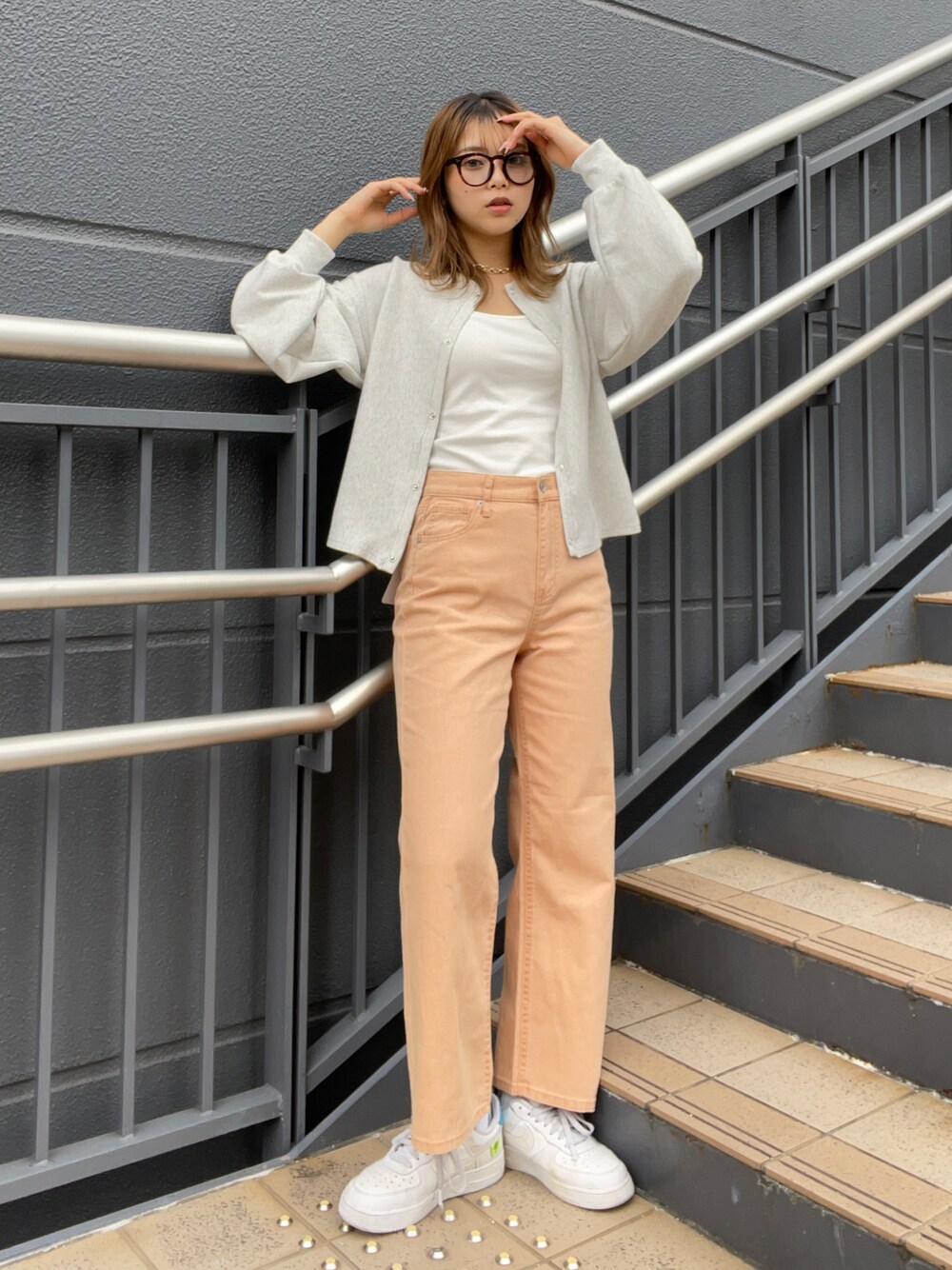 「肩掛けカーデ、淡色コーデ、カラーパンツ、プチプラ、春夏コーデ、春コーデ、休日スタイル、キャミソール、カラーデニム、レイヤードスタイル」｜「HONEYSUCKLE ROSEのアイテム（トップス、ホワイト系）」を使った、Mikuriさん（レディース・160cm）の春コーディネートの1枚目の写真