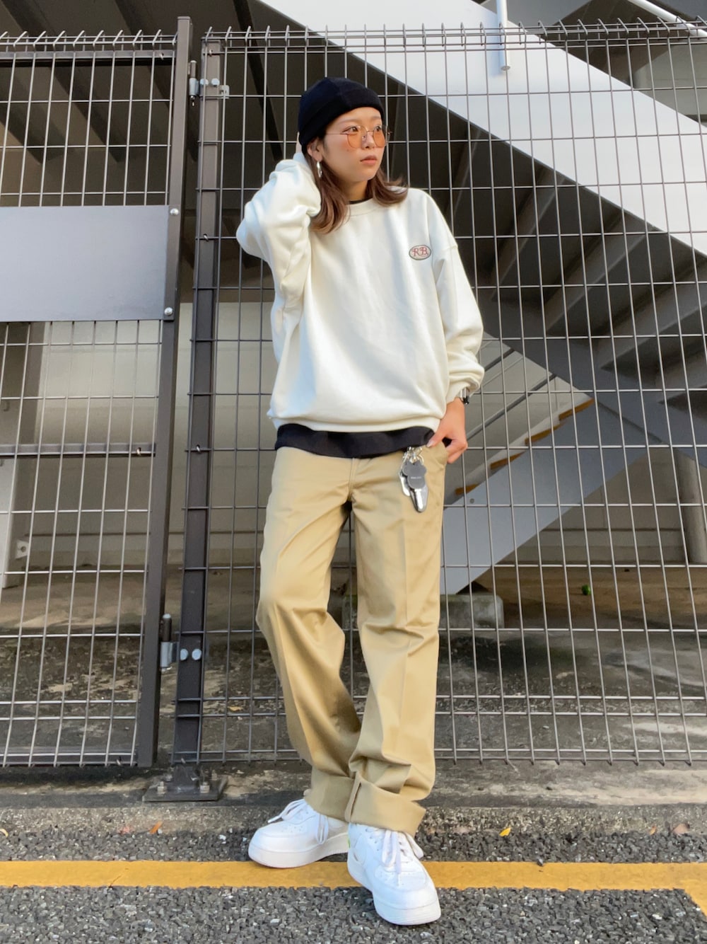 ホワイト系のスウェット、ブラック系のTシャツ/カットソー、ベージュ系のその他パンツを着用したレディースの秋コーディネートの1枚目の写真