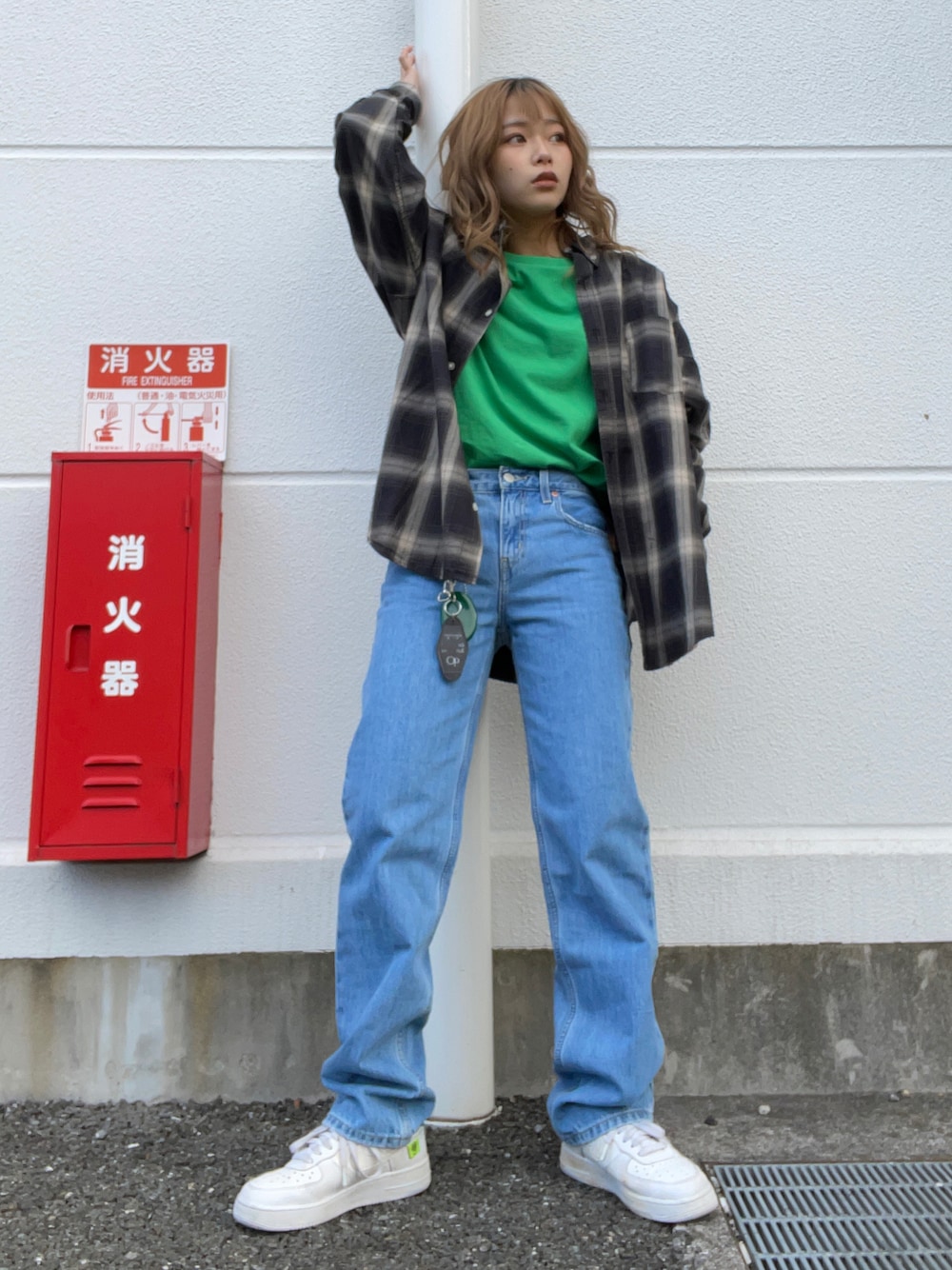 ブラック系のシャツ/ブラウス、グリーン系のトップス、ブルー系のデニムパンツを着用したレディースの冬コーディネートの1枚目の写真