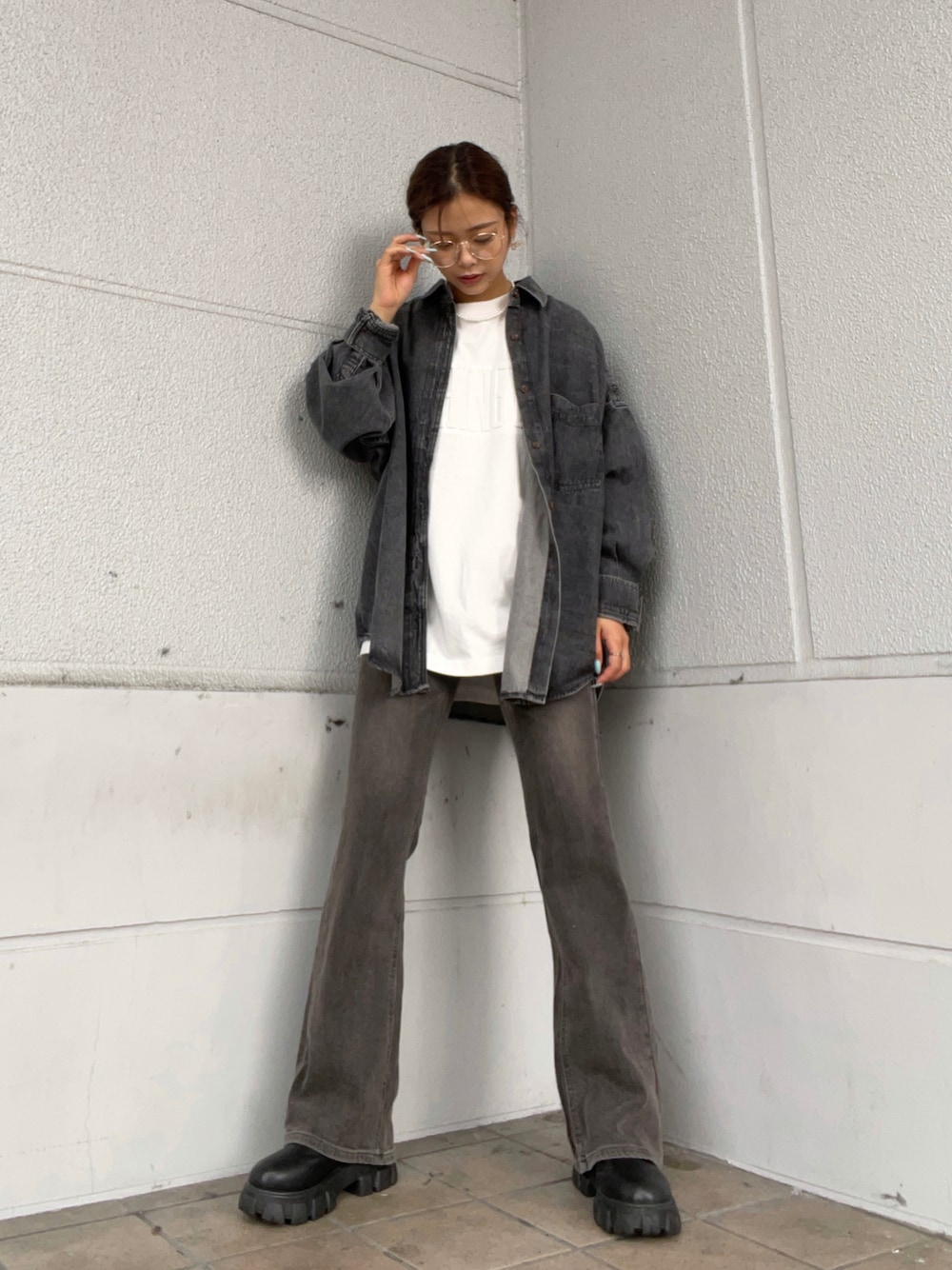 「デニムコーデ、デニム、ブラックコーデ、ワントーンコーデ、秋冬コーデ、フレアパンツ、セットアップ、Right-on、SOMETHING」｜「HONEYSUCKLE ROSEの【HONEYSUCKLE ROSE】カレッジエンボスロゴロンＴ（Tシャツ/カットソー、ホワイト系）」を使った、Mikuriさん（レディース・160cm）の秋コーディネートの1枚目の写真